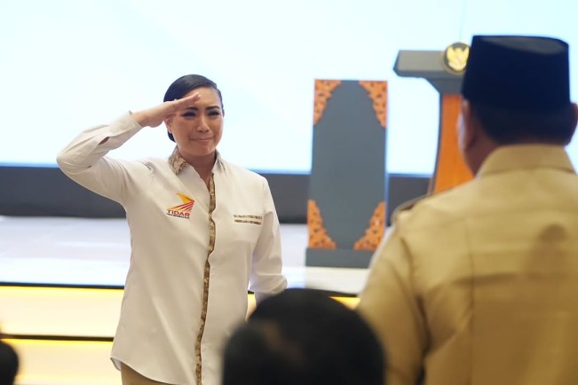 Rahayu Saraswati memberikan hormat kepada Presiden Prabowo Subianto. [Instagram @rahayusaraswati]